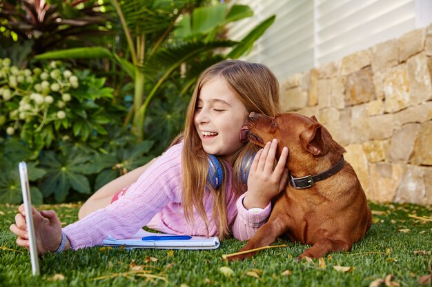 Pc e cane biondi della compressa della foto della foto del selfie della ragazza del bambino