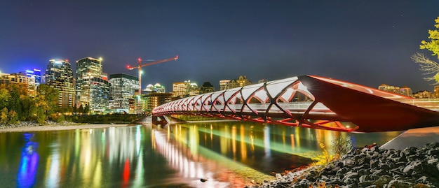 Peace Bridge con Bow River e parte del centro di Calgary in AlbertaCanada di notte