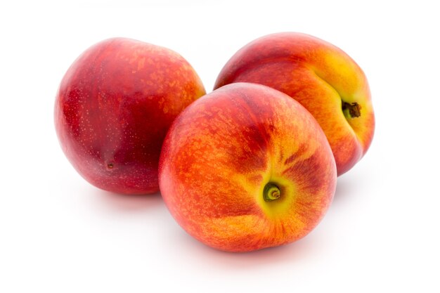 Peach Fruit con isolati su sfondo bianco