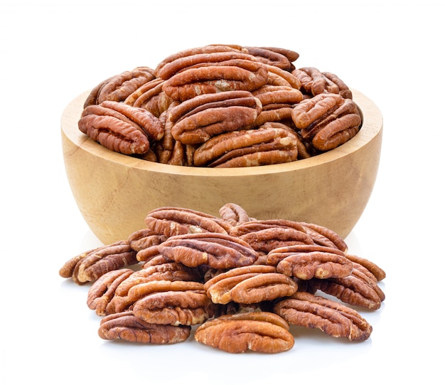 Pecan in ciotola di legno su un bianco