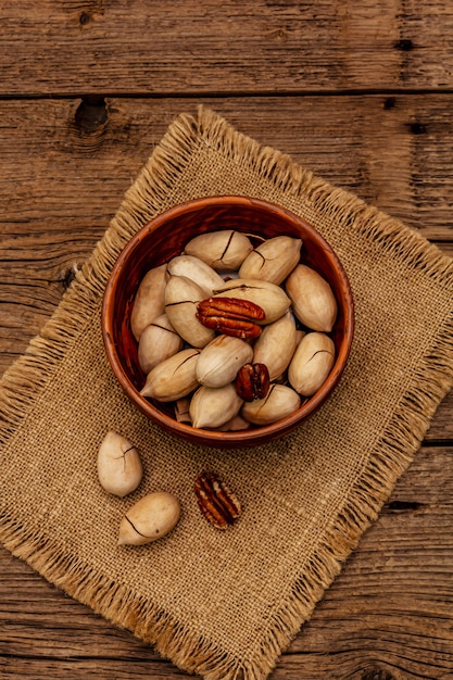 Pecan maturo sul tavolo di legno d'epoca