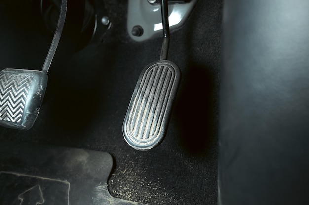 Pedale dell'acceleratore di un'auto con macchie sporche sui pedali in un concetto di componenti automobilistici per auto