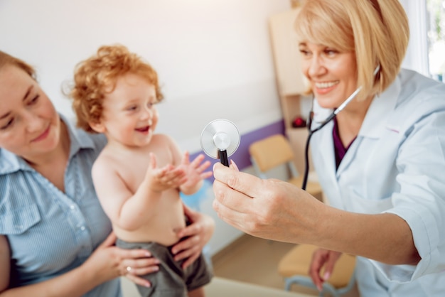 Pediatra amichevole di medico con il bambino paziente alla clinica