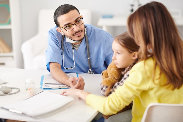 Pediatra che conforta giovane madre