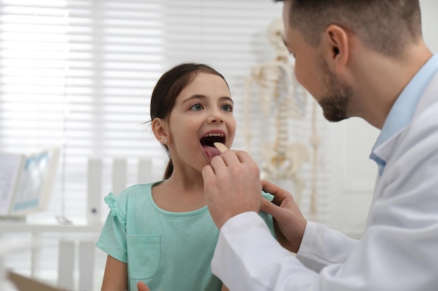 Pediatra che esamina bambina in ufficio all'ospedale