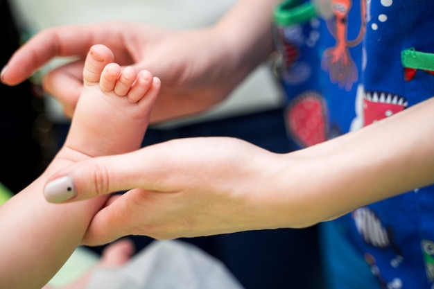 Pediatra esaminando piccolo bambino in clinica.