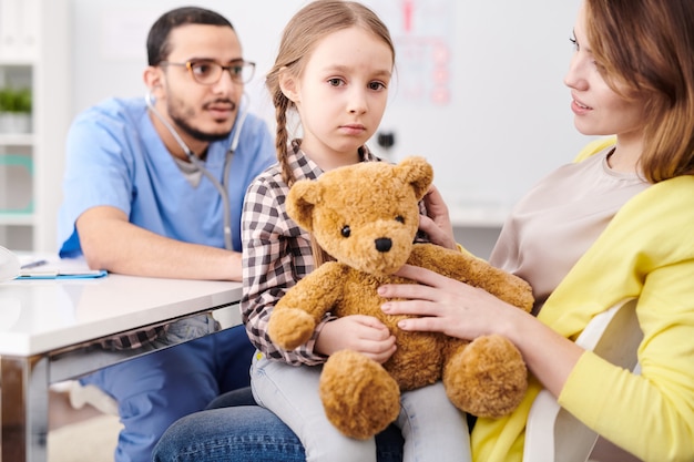 Pediatra Examining Little Girl