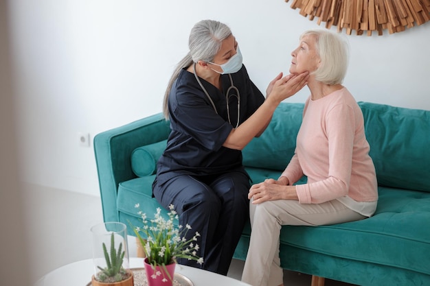 Pediatra professionista che visita il paziente anziano a casa appuntamento