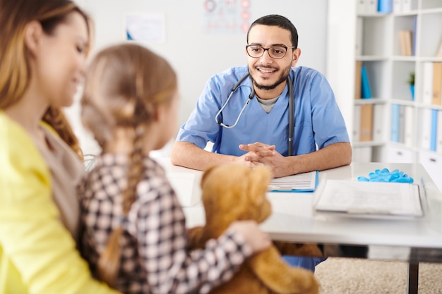 Pediatra sorridente Talking to Child