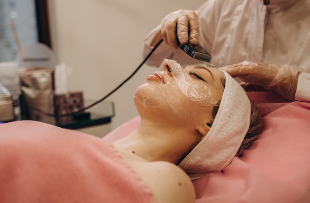 Peeling per la pulizia del viso ad ultrasuoni in un salone di bellezza