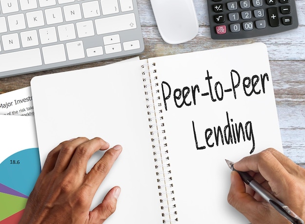 PeertoPeer P2P Lending è mostrato sul business concettuale