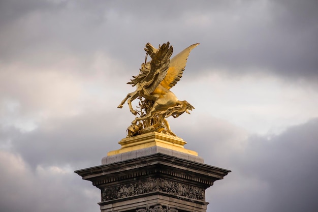 Pegaso su un ponte a Parigi