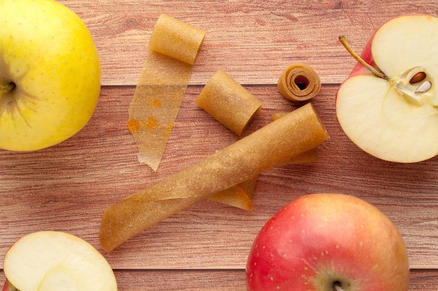 Pelle di frutta fatta in casa d'uva su uno sfondo di legno