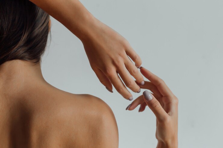 Foto pelle liscia d della donna perfetta su una priorità bassa bianca