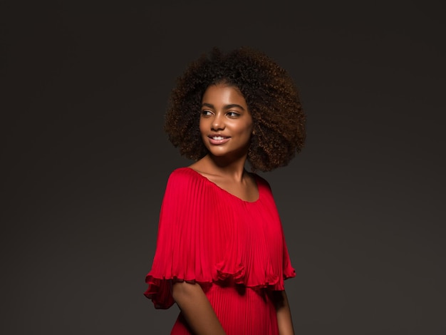 Pelle nera bella donna sana bellezza faccia felice donna afroamericana modello ragazza in abito rosso
