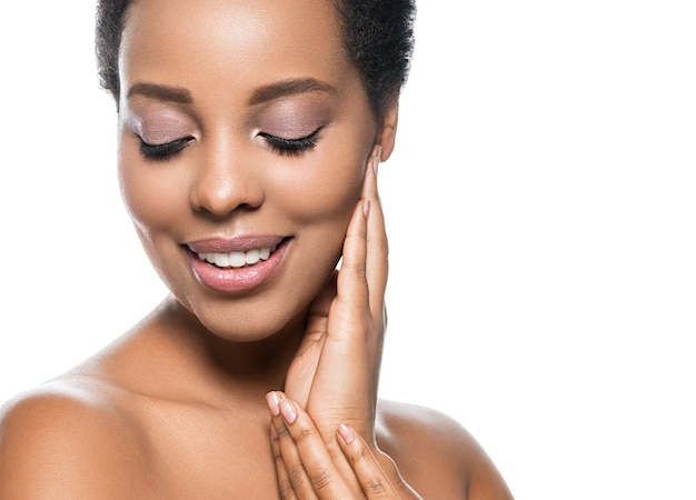 Pelle nera bellezza donna pura pelle naturale ragazza afro isolata su bianco. Colpo dello studio.