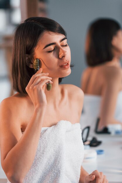 Pelle pulita La giovane donna è a casa Concezione della bellezza