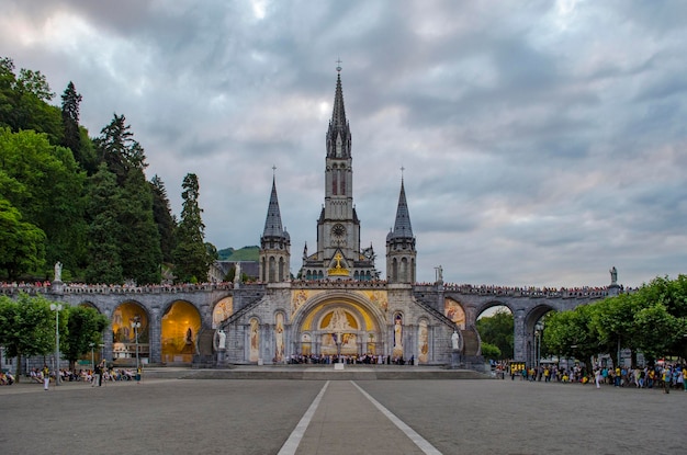 Pellegrini che partecipano alla Processione Mariale Aux Flambeaux o alla Fiaccolata Mariana a Lourdes