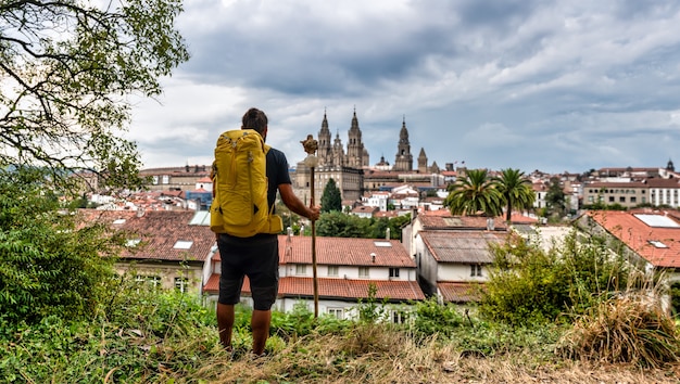 Pellegrino che arriva dal Camino de Santiago de Compostela, Spagna - vista dalla cattedrale