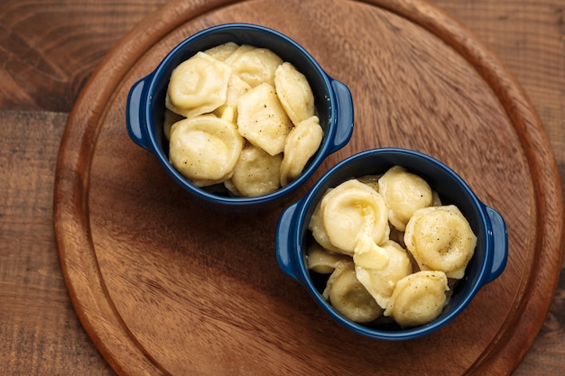 Pelmeni bollito russo nel piatto