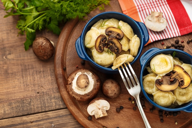 Pelmeni bollito russo nel piatto