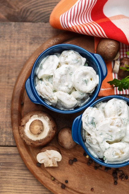 Pelmeni bollito russo nel piatto