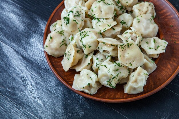 Pelmeni o ravioli russi tradizionali.