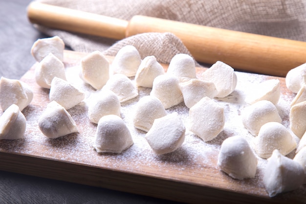 Pelmeni russo. processo di cottura di gnocchi.