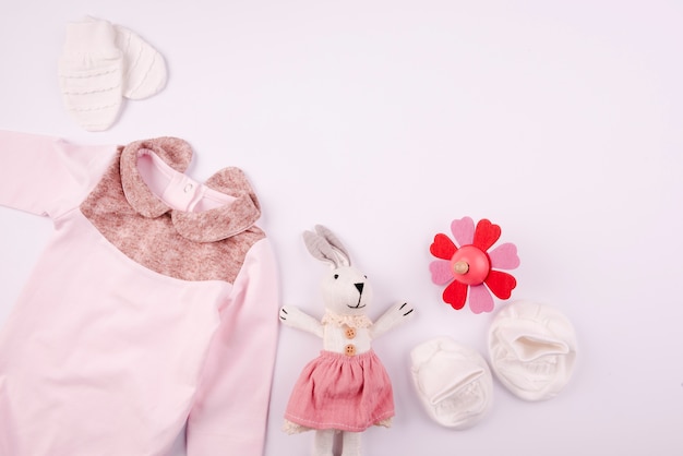 Peluche e vestiti per bambini distesi