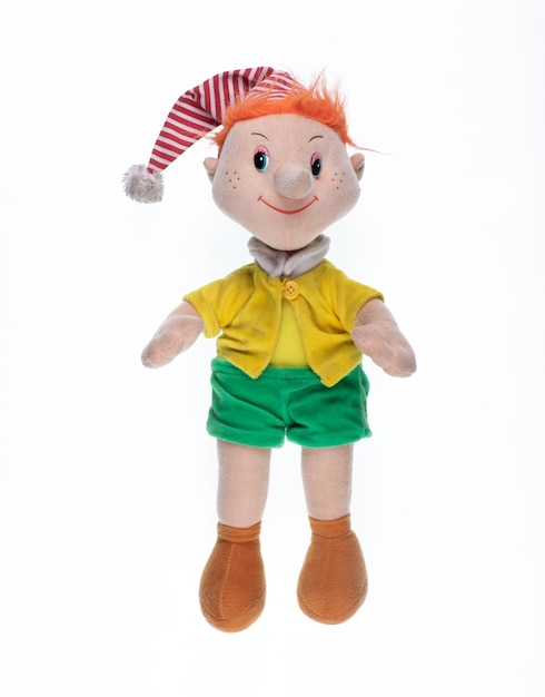 peluche Pinocchio isolato su sfondo bianco