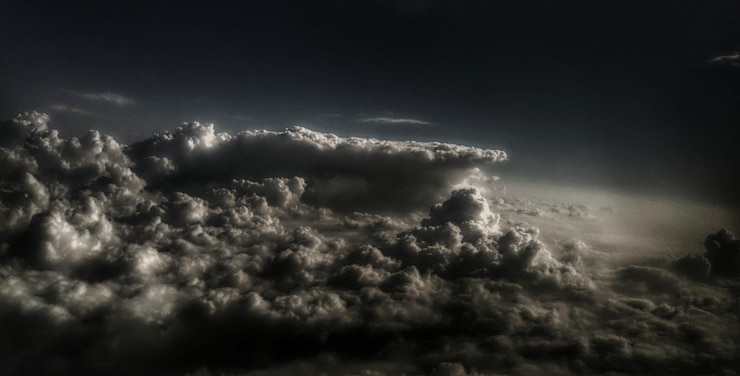 Photo pemandangan awan dari sudut rendah di langit