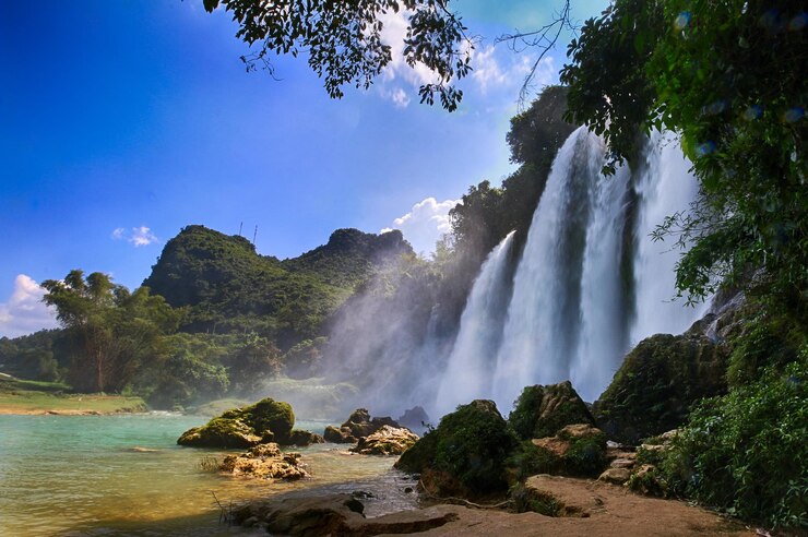 Photo pemandangan indah air terjun di hutan dengan latar langit