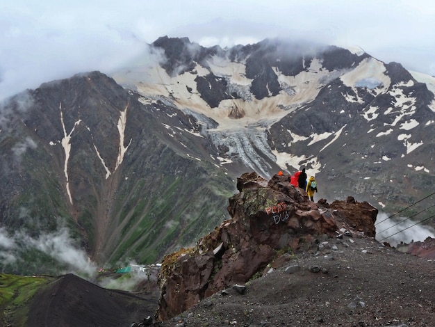 Pendii montuosi della regione dell'Elbrus con neve, ghiacciai e nuvole. regione dell'Elbrus,