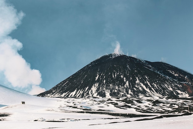 Pendio del vulcano Etna con vapore che sale dal cratere, Sicilia, Italia