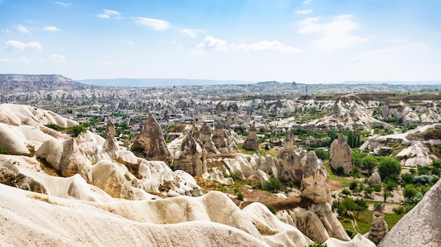 Pendio delle montagne e città di Goreme in Cappadocia