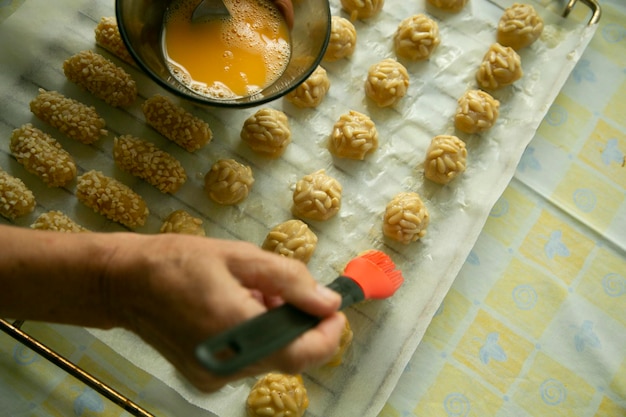 Penelletti. Piccoli dolcetti di varie forme, a base di pasta di mandorle e patate.