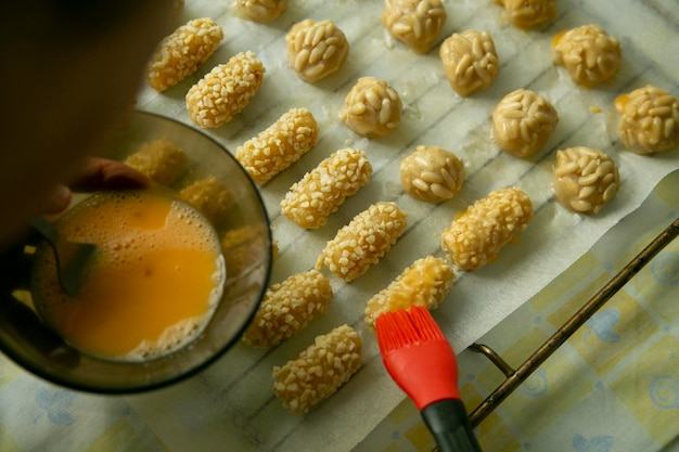 Penelletti. Piccoli dolcetti di varie forme, a base di pasta di mandorle e patate.