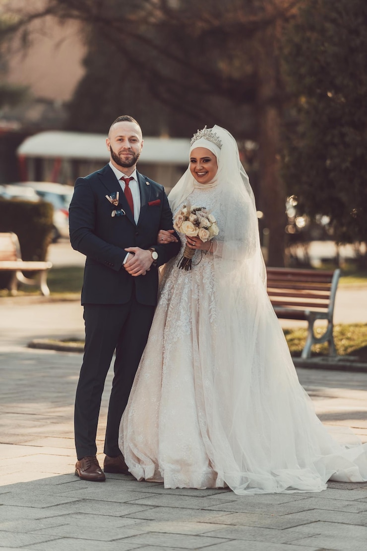 Pengantin wanita dan pria di taman berciuman Pengantin baru pasangan pengantin wanita dan pria di pernikahan di alam hutan hijau berciuman potret foto Pasangan Pernikahan