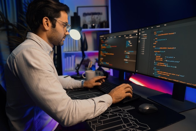 Pengembang TI yang bekerja cerdas menganalisis pengembangan perangkat lunak data di PC Surmise