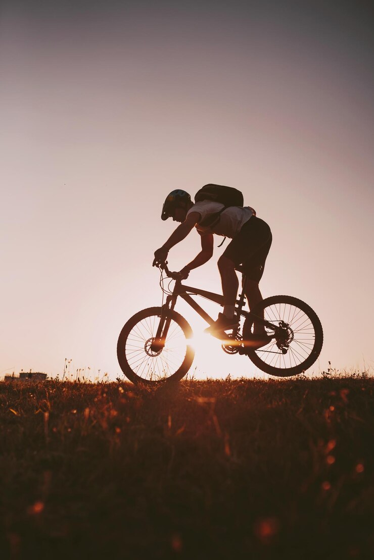 Pengendara Sepeda Mengendarai Sepeda di Jalan Setapak di Hutan Pria bersepeda di jalur enduro Motivasi dan inspirasi kebugaran olahraga Konsep Olahraga Ekstrim Fokus selektif Foto berkualitas tinggi