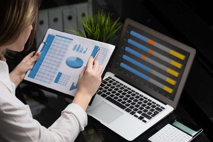 Photo pengusaha menganalisis grafik investasi dengan laptop. akuntansi