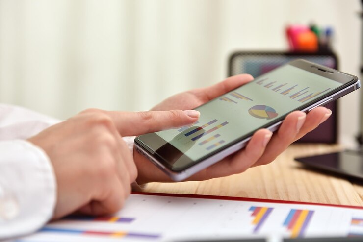 Pengusaha wanita menyentuh telepon