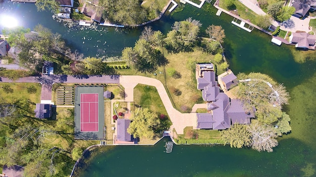 Penisola inserita tra il lago e il fiume, proprietà della casa sul lago a valle contenente campo da tennis