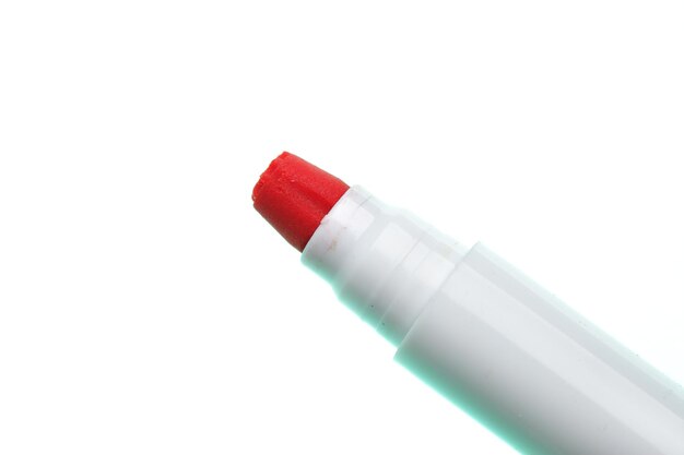 Penna a punta morbida rossa isolata su sfondo bianco