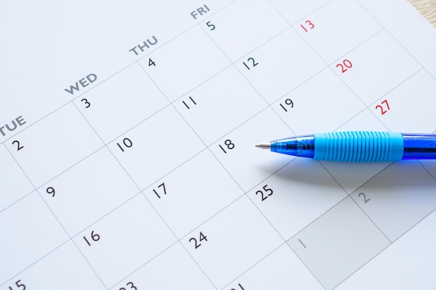 Penna blu sul concetto di riunione di appuntamento di pianificazione aziendale del fondo della pagina del calendario
