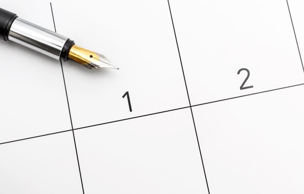 Penna che indica il primo giorno del mese al calendario