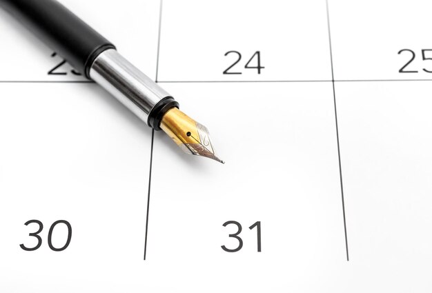 Penna che indica l'ultimo giorno del mese al calendario