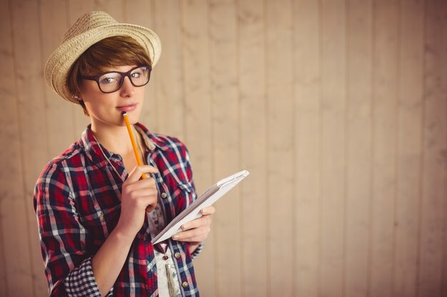 Penna di holding abbastanza premurosa della giovane donna