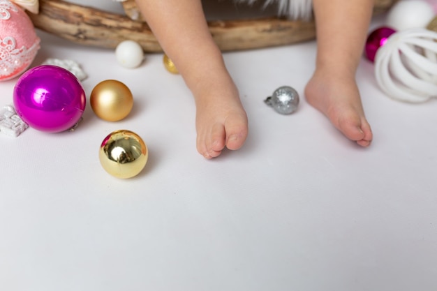 penna per bambini piccoli su un grande albero di Natale giocattolo Decorazioni natalizie nelle mani dei bambini