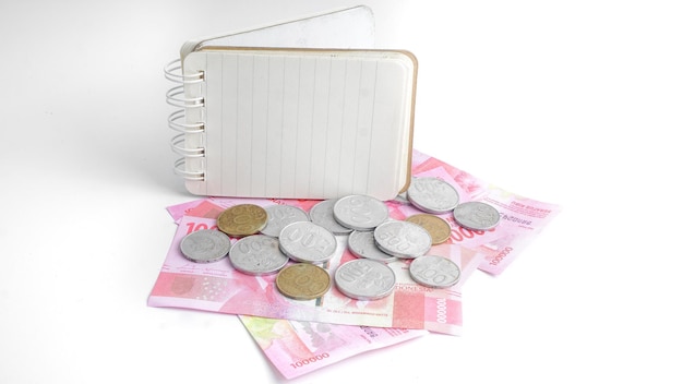 Penna per notebook e Rupia indonesiana Denaro su sfondo bianco Concetto di marketing finanza sfondo aziendale e monete
